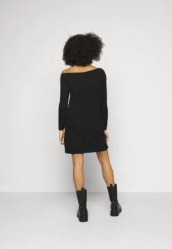 Robe Pull - Black -Even-Odd Magasin 54b03fc226814119bffe81877fc0a18b