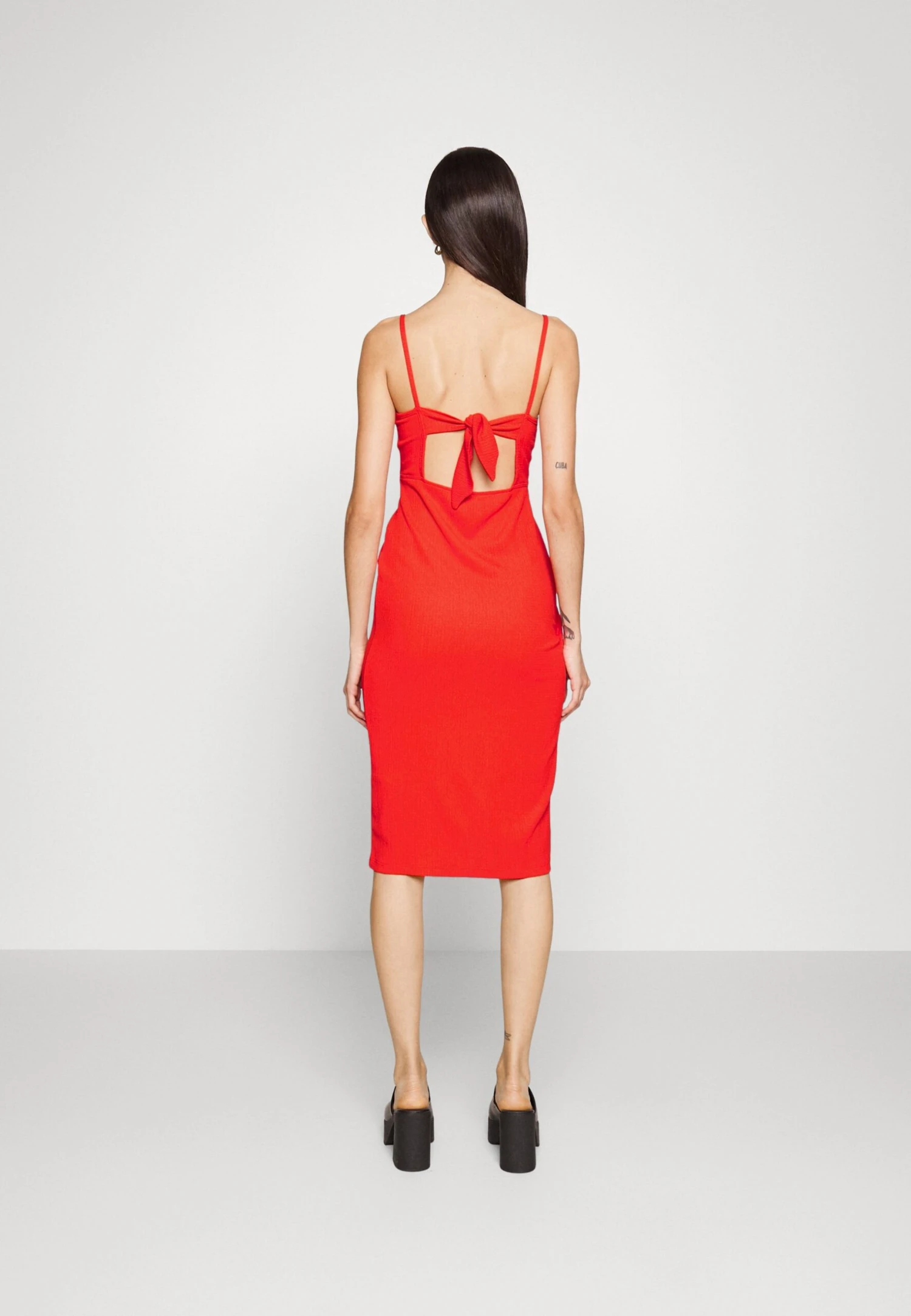 Even&Odd Eo-Ss23-C144-Sj / Strappy V Neck Knot Front Waist Midi Dress / 302 - Red - Robe De Jour - Red 6 Even&Odd Eo-Ss23-C144-Sj / Strappy V Neck Knot Front Waist Midi Dress / 302 - Red - Robe De Jour - Red – Image 4