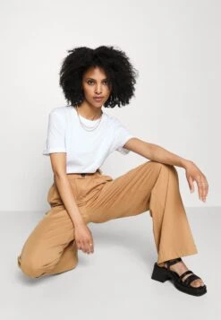 Petite Business Casual Wide Legs With Front Pleats - Pantalon Classique - Beige 11 Petite Business Casual Wide Legs With Front Pleats - Pantalon Classique - Beige -Even-Odd Magasin 76a1b0814ce6475195d0c38eab76c036