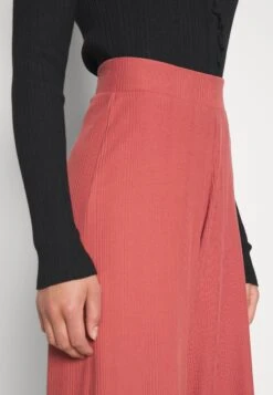 Pantalon Classique - Red 15 Pantalon Classique - Red -Even-Odd Magasin b5a0a2704a1e49e488f13450d8786d14